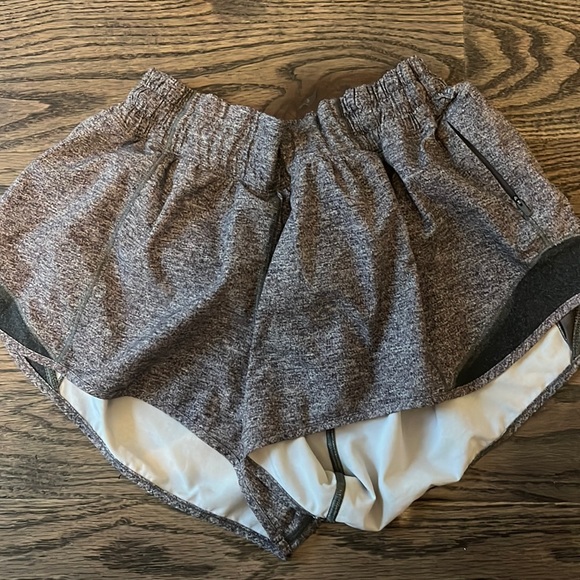 Lululemon hotty hot shorts 2.5 inch size 8 - Tag is missing - Picture 1 of 3
